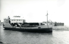 HE_VEERHAVEN_019 De RTM-boot Haringvliet verlaat de Veerhaven; Juli 1972