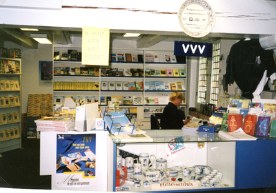 HE_VERENIGING_042 Het kantoor van het VVV in het De Ruyterhuis; 1999