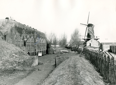 HE_VESTINGWERKEN_013 Kazerne Haerlem en de molen De Hoop; 26 februari 1977