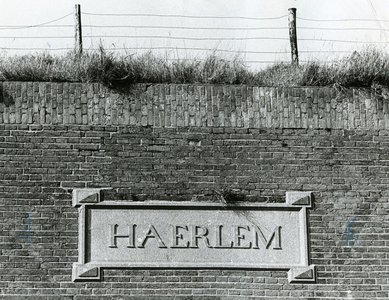 HE_VESTINGWERKEN_016 Gevelsteen in Kazerne Haerlem; 5 maart 1975