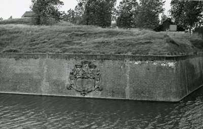 HE_VESTINGWERKEN_019 Gedenksteen van de aanleg van de verdedigingwerken in 1697-1715; Juli 1972
