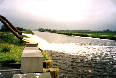 HE_WATEROVERLAST_027 Wegpompen van overtollig regenwater vanuit de polder Nieuwenhoorn door gemaal Trouw in het Kanaal ...