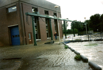 HE_WATEROVERLAST_029 Wegpompen van overtollig regenwater vanuit de polder Nieuwenhoorn door gemaal Trouw in het Kanaal ...