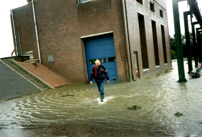 HE_WATEROVERLAST_030 Wegpompen van overtollig regenwater vanuit de polder Nieuwenhoorn door gemaal Trouw in het Kanaal ...