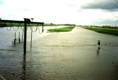 HE_WATEROVERLAST_037 Wegpompen van overtollig regenwater vanuit de polder Nieuwenhoorn door gemaal Trouw in het Kanaal ...