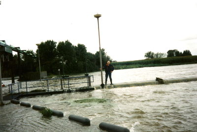 HE_WATEROVERLAST_039 Wegpompen van overtollig regenwater vanuit de polder Nieuwenhoorn door gemaal Trouw in het Kanaal ...