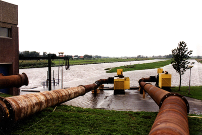 HE_WATEROVERLAST_041 Wegpompen van overtollig regenwater vanuit de polder Nieuwenhoorn door gemaal Trouw in het Kanaal ...
