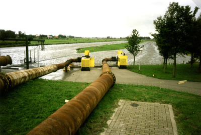 HE_WATEROVERLAST_042 Wegpompen van overtollig regenwater vanuit de polder Nieuwenhoorn door gemaal Trouw in het Kanaal ...