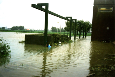 HE_WATEROVERLAST_043 Wegpompen van overtollig regenwater vanuit de polder Nieuwenhoorn door gemaal Trouw in het Kanaal ...