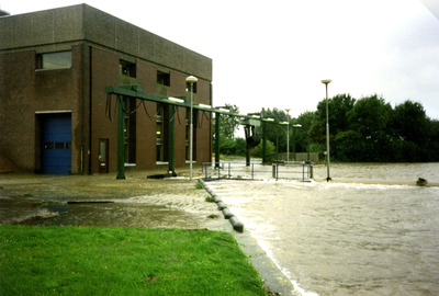 HE_WATEROVERLAST_045 Wegpompen van overtollig regenwater vanuit de polder Nieuwenhoorn door gemaal Trouw in het Kanaal ...