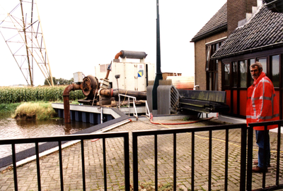 HE_WATEROVERLAST_048 Wegpompen van overtollig regenwater vanuit de polder Nieuwenhoorn door gemaal Trouw in het Kanaal ...