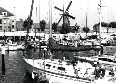 HE_WESTZANDDIJK_014 Het Groote Dok met plezierjachten, op de achtergrond Markt op de Westzanddijk en de Molen; ca. 1990