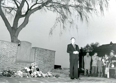 NN_DODENHERDENKING_002 Burgemeester De Cloe bij de jaarlijkse herdenking bij het monument ter nagedachtenis aan de ...