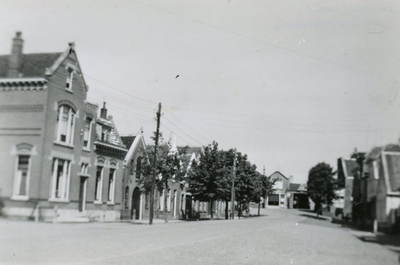 NN_DORPSSTRAAT_002 Kijkje in de Dorpsstraat; ca. 1950