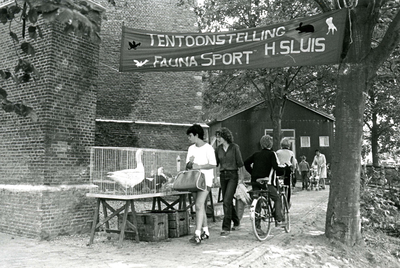 NN_EVENEMENT_003 Braderie in Nieuwenhoorn: tentoonstelling van Faunasport; 23 september 1982