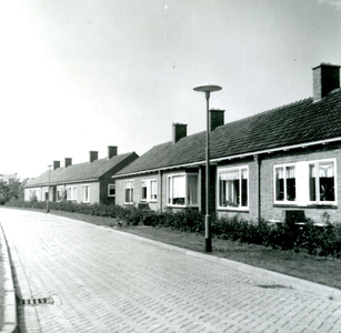NN_KERKHOEKSTRAAT_001 Bejaardenwoningen bij De Rozenhoek; 13 juni 1961