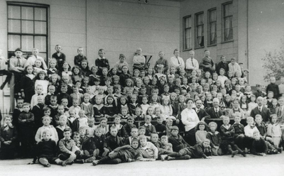 NN_KLASSENFOTO_012 Schoolfoto met alle leerkrachten en leerlingen van de O.L.S.; ca. 1925