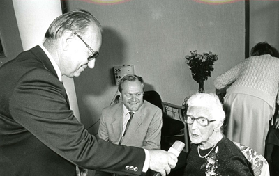 NN_LANGEMEETSTRAAT_002 Burgemeester De Cloe bezoekt een 100-jarige in Verzorgingstehuis De Rozenhoek; ca. 1984