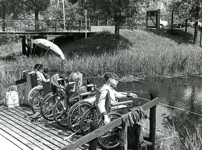 NN_NOORDDIJK_003 Opening van een aangepaste vissteiger voor rolstoelen bij Fort Noorddijk; 4 juni 1968
