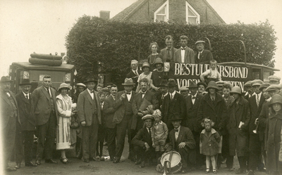 NN_OOSTDIJK_001 De bestuurdersbond Voorne-Putten voor café De Kruik; ca. 1920