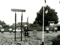 NN_OOSTDIJK_007 De witte pomp bij de voormalige melkfabriek langs de Oostdijk; ca. 1960
