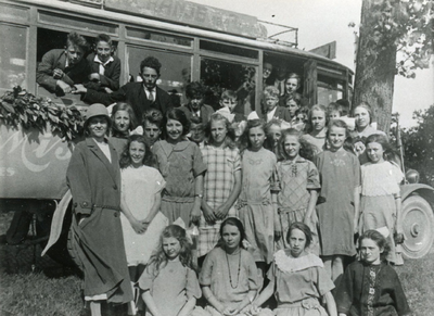 NN_PERSONEN_003 Schoolreisje van de zesde klas met een autobus van Vermaat. Links de onderwijzeres A.L. Bramer - ...