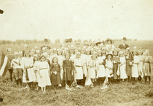 NN_VLOTBRUG_001 De kinderen van de Vlotbrug vieren de onafhankelijkheidsfeesten van 1913; 1913