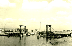 NN_VLOTBRUG_004 De Vlotbrug over het Kanaal door Voorne; 23 augustus 1951