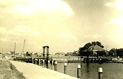 NN_VLOTBRUG_005 De Vlotbrug over het Kanaal door Voorne. Op de achtergrond het huisje Ummetoe; 23 augustus 1951