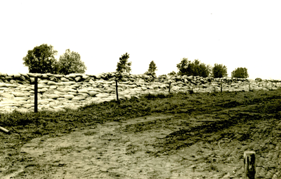 NN_WATERSNOODRAMP_037 Dijkherstel na de watersnoodramp: zandzakken op de oostelijke dijk bij de Braberseweg; 4 juni 1953