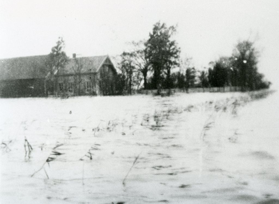 NN_WERFHOEKWEG_002 Boerderij Slikkerenburg tijdens de inundatie; 1944