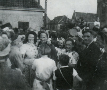 NN_WO2_001 Begroeting van de Canadezen na de bevrijding; mei 1945