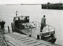 NS_VOETVEER_02 Het veer van Nieuwesluis - Rozenburg, op de achtergrond rukt de industrialisatie op; 1958