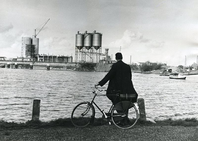NS_VOETVEER_03 Het veer van Nieuwesluis - Rozenburg, op de achtergrond rukt de industrialisatie op; December 1964