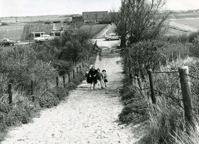 NH_DUINWEG_007 Toegang tot het strand; April 1966