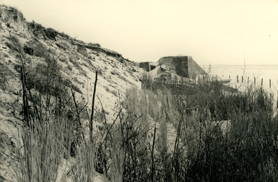 NH_DUINWEG_012 Bunker uit de Tweede Wereldoorlog in de duinen van Nieuw-Helvoet, met stormschade van de Watersnoodramp; ...