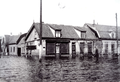 NH_INUNDATIE_005 Woningen onder water tijdens de inundatie; 1944