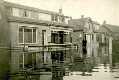 NH_INUNDATIE_006 Het huis van Roel Ravenstein en Cor Briggeman tijdens de inundatie; 1944