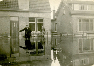 NH_INUNDATIE_007 Cor Briggeman en Jan Lesuis in het water voor een woning tijdens de inundatie; 1944