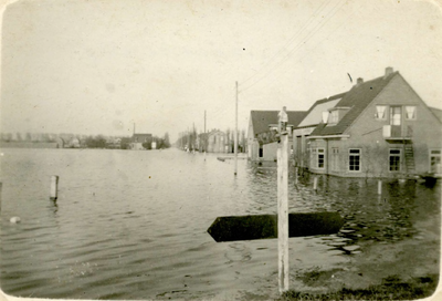 NH_INUNDATIE_009 De garage van Dammes Langendoen tijdens de inundatie; 1944