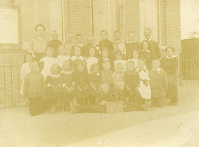 NH_KLASSENFOTO_002 Klassenfoto van de school aan de Westdijk; 31 mei 1915