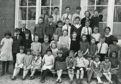 NH_KLASSENFOTO_005 Klassenfoto van de Christelijke Lagere School met hoofdonderwijzer Leendert Quack; 1920
