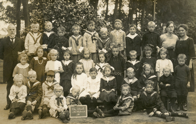 NH_KLASSENFOTO_010 Klassenfoto van de Christelijke Lagere School; ca. 1920