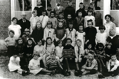 NH_KLASSENFOTO_011 Klassenfoto van de Christelijke Lagere School; ca. 1920