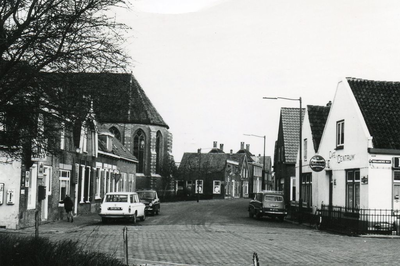 NH_SMITSWEG_001 Zicht op de Smitsweg met Nederlands Hervormde Kerk, en enkele woningen die in de jaren zeventig zijn ...