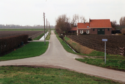NH_WESTDIJK_007 Rechts de boerderij van Huibrecht Tol; 1999