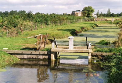 NH_ZOOMWEG_001 Waterkering langs de Zoomweg, op de achtergrond het Jacob van Liesveldt; 1998