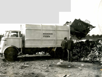 OV_BREEWEG_03 Een vuilniswagen stort een lading op de vuilstortplaats; ca. 1970
