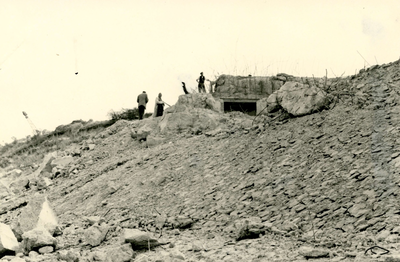 OV_BUNKERS_01 De sloop van bunkers in de duinen van Oostvoorne; 9 oktober 1953