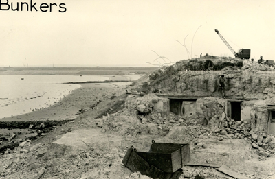 OV_BUNKERS_02 De sloop van bunkers in de duinen van Oostvoorne; 2 oktober 1953